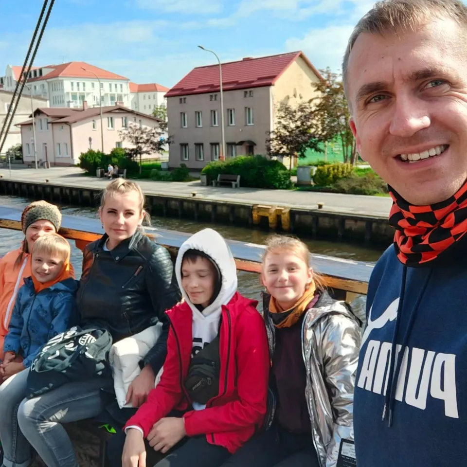 Piotr Olejnik z żoną i czwórką dzieci na wspólnej wycieczce